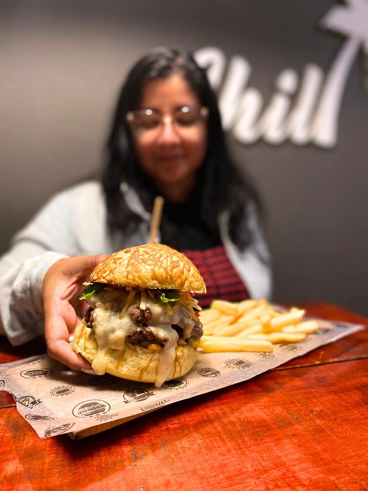 Silvia, de Qué comer en Salta, con una hamburguesa